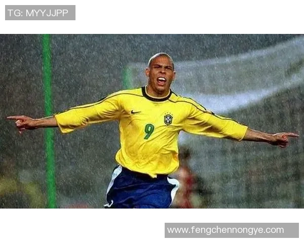 球场默哀致敬足球传奇人物永载史册的光辉足迹