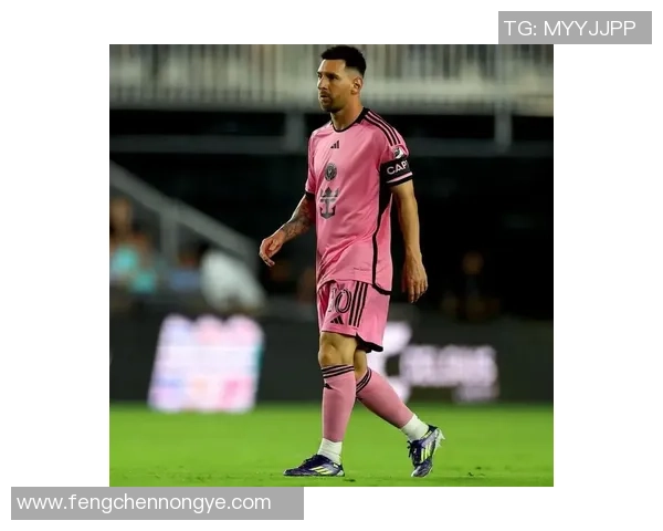 最近球星纷纷穿上新款足球鞋 展现技术与时尚的完美融合 最近球星纷纷穿上新款足球鞋 展现技术与时尚的完美融合